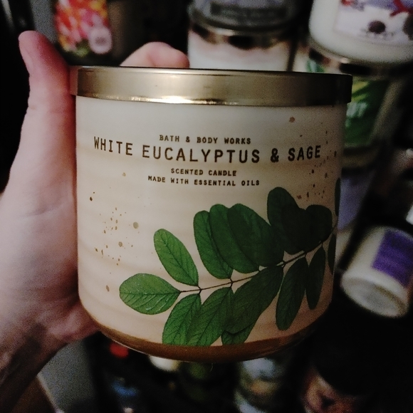 White eucalyptus and aage candle - Picture 1 of 3